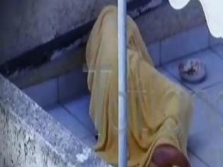 Φωτογραφία για ΑΠΑΝΘΡΩΠΟ! Ο 86χρονος που κοιμάται και κάνει μπάνιο στο μπαλκόνι του σπιτιού του! [Video]