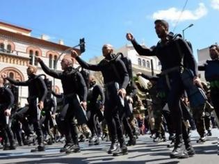 Φωτογραφία για ΤΙΜΗ και ΔΟΞΑ: Τα συνθήματα των ΟΥΚάδων στην στρατιωτική παρέλαση - Με το αίμα μου να γράψετε, Ελλάδα σ’ αγαπώ  [video]