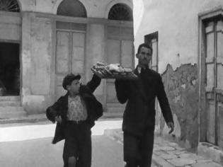 Φωτογραφία για Ένας επετειακός περίπατος κάτω από την Ακρόπολη με ιστορικές και σινεφίλ αναφορές στον πόλεμο του '40