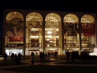 Φωτογραφία για Θεατής σκόρπισε την τέφρα φίλου του στην Μετροπόλιταν Όπερα της Νέας Υόρκης