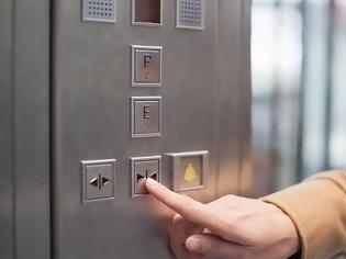Φωτογραφία για Απάτη το κουμπί που κλείνει την πόρτα στο ασανσέρ