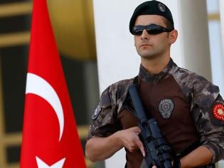 Φωτογραφία για Τουρκία: Οι Αρχές έπαυσαν 10.000 δημόσιους λειτουργούς επιπλέον και έκλεισαν κι άλλα 15 Μ.Μ.Ε