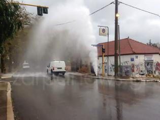 Φωτογραφία για Χανιά - Έσπασε πυροσβεστικός κρουνός στην Λεωφόρο Σούδας