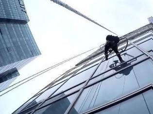 Φωτογραφία για Σκαρφάλωσε σε ουρανοξύστη με δύο... ηλεκτρικές σκούπες [video]