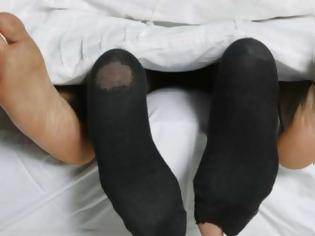 Φωτογραφία για Δείτε τι γίνεται όταν φοράτε… τις κάλτσες σας οταν κάνετε...