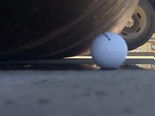 Φωτογραφία για Τι γίνεται όταν ένας οδοστρωτήρας πατάει μπαλάκια του γκολφ; [video]
