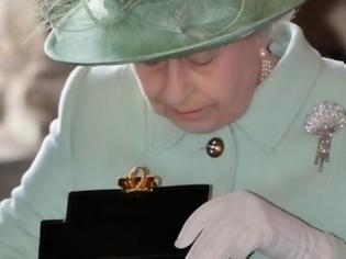 Φωτογραφία για Tι μυστικά κρύβει η τσάντα της βασίλισσας Ελισάβετ;