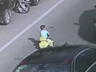 Φωτογραφία για 3χρονος οδηγεί το αυτοκινητάκι του σε δρόμο! [video]