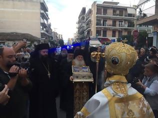 Φωτογραφία για 9236 - Η Τιμία Ζώνη της Παναγίας στην Πάτρα: Ευλάβεια και συγκίνηση χιλιάδων πιστών στο προσκύνημα του ιερού κειμηλίου στην Πάτρα (φωτογραφίες και βίντεο)