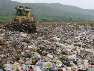 Φωτογραφία για «Βούλιαξε» η Ζάκυνθος στα σκουπίδια με την παρατεταμένη απεργία των απορριμματοφόρων