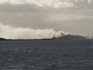 Φωτογραφία για Ήθελε να καλέσει σε βοήθεια και έβαλε φωτιά σ' ένα ολόκληρο νησί