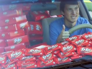 Φωτογραφία για Του έκλεψαν μια Kit-Kat από το αμάξι, αποζημιώθηκε με 6.500 σοκολάτες