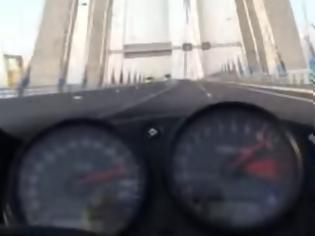 Φωτογραφία για ΣΟΚΑΡΕΙ - Μοτοσυκλετιστής πέρασε τη γέφυρα Ρίου-Αντιρρίου με 300 χλμ/ώρα... [video]