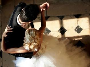 Φωτογραφία για ΔΕΝ ΘΑ ΤΟ ΠΙΣΤΕΥΕΤΕ! Γαμπρός και νύφη τους ''κούφαναν'' - Η εικόνα του γάμου που κάνει το γύρο του διαδικτύου