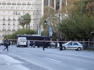 Φωτογραφία για Η γαλλική Monde γράφει για την επίθεση στην πρεσβεία της Γαλλίας στην Αθήνα