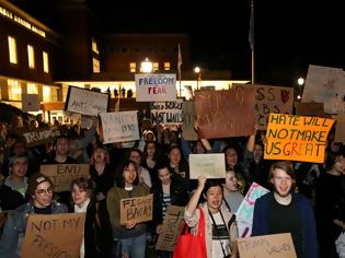 Φωτογραφία για ΠΑΝΙΚΟΣ στις ΗΠΑ! Νέα νύχτα διαδηλώσεων κατά του Τραμπ!