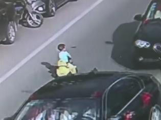 Φωτογραφία για Τρίχρονος οδηγεί το αυτοκινητάκι του σε δρόμο με κίνηση. Σωτήρια η επέμβαση του αστυνομικού - Δείτε το βίντεο
