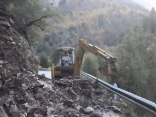 Φωτογραφία για Κατέρρευσε ο δρόμος για Παλαιοκαρυά Τρικάλων