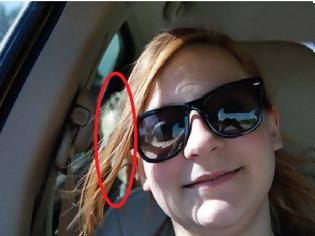 Φωτογραφία για ΑΝΑΤΡΙΧΙΛΑ - Έβγαζε selfie μέσα στο αυτοκίνητο όταν ο φακός κατέγραψε ένα ΑΓΝΩΣΤΟ αγόρι στο πίσω κάθισμα - Τότε κατάλαβε πως... [photos]