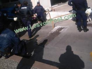 Φωτογραφία για ΜΑΤ και ισχυρή αστυνομική δύναμη στην Μυτιλήνη ενόψει ομιλίας Λαγού-Κασιδιάρη - Έφαγαν «πόρτα» στην Μόρια οι βουλευτές της Χ.Α