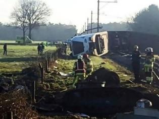 Φωτογραφία για Τρένο εκτροχιάστηκε μετά από σύγκρουση με φορτηγό