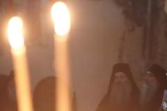 Δείτε τον Μητσοτάκη μέσα στο Άγιον Όρος να διαβάζει το «Πιστεύω»