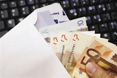 Πάτρα: Τα ευρώ «πέταξαν» στο δρόμο για Αθήνα