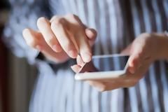 Πώς θα καθαρίσεις την οθόνη του κινητού σου