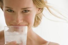 Τι συμβαίνει στο σώμα σου όταν πίνεις 8 ποτήρια νερό καθημερινά