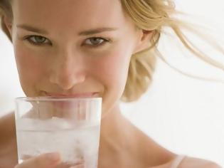 Φωτογραφία για Τι συμβαίνει στο σώμα σου όταν πίνεις 8 ποτήρια νερό καθημερινά