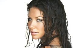 Κοιμάσαι με βρεγμένα μαλλιά;  Δες τι μπορεί να πάθεις