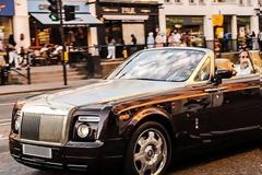 Προσποιήθηκε τον σεΐχη και βούτηξε πανάκριβη Ρολς Ρόις