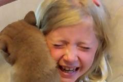 Η συγκινητική στιγμή που ένα 9χρονο κορίτσι παίρνει το σκυλί που πάντα ζητούσε