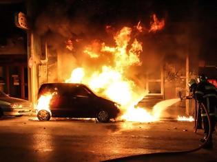 Φωτογραφία για Πάτρα: Τι αποκαλύπτει η γυναίκα που της έκαψαν το αυτοκίνητο στα επεισόδια [video]