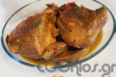 Η συνταγή της Ημέρας: Χοιρινό με κυδώνια και δαμάσκηνα στη γάστρα