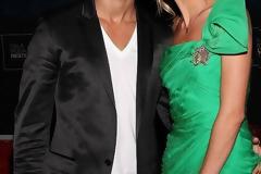 Το αγγελάκι της Victoria’s Secret ποζάρει με τον νεογέννητο γιο της και ρίχνει το Instagram