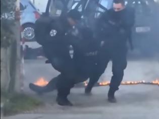 Φωτογραφία για Αστυνομικοί σώζουν τραυματίες σε μάχη- Εντυπωσιακές εικόνες