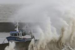 Σφοδροί άνεμοι με ταχύτητα έως 160 χλμ την ώρα σαρώνουν τη βορειοδυτική Γαλλία