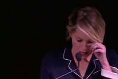 «Λύγισε» στο βήμα η Σάρον Στόουν