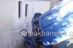 Αυτοκίνητο καρφώθηκε πάνω σε σπίτι