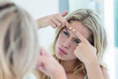 Ο σωστός τρόπος να σπάσεις ένα ενοχλητικό σπυράκι