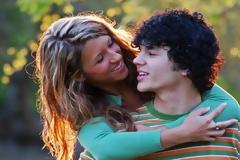 5 θέματα που δεν πρέπει να συζητάς με τους άλλους για τη σχέση σου