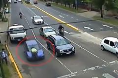 Γυναίκα οδηγός διένυσε 300 μέτρα με τροχονόμο «κολλημένο» στο παρμπρίζ [video]