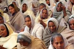 Οι χήρες της Ινδίας: Απόβλητες, εξόριστες,  άπορες παλεύουν για τη ζωή