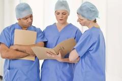 Οι νοσηλευτές αντιστέκονται! Ολονύκτια διαμαρτυρία για το κούρεμα του «ανθυγιεινού επιδόματος»