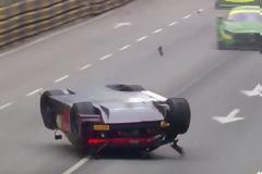 Τι έκανε ο τύπος; ΑΣΥΛΛΗΠΤΟ! Κέρδισε τον αγώνα τερματίζοντας... ΑΝΑΣΚΕΛΑ!