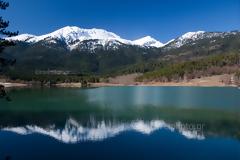 Ο παράδεισος δίπλα στην Αθήνα: Γνωρίστε τη λίμνη Δόξα ατενίζοντάς τη... από ψηλά!