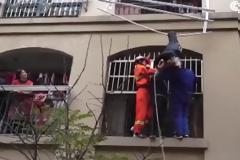 Έπεσε από τον 3o όροφο και πιάστηκε στο σύρμα που απλώνουν τα ρούχα!