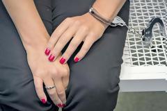 Πάφος: Πέρασαν χειροπέδες σε 29χρονη