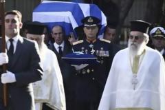 Ο άνθρωπος που υπηρέτησε τον Στεφανόπουλο μέχρι το τέλος - Ποιος είναι ο Αντιστράτηγος που κρατούσε τα παράσημα στην κηδεία  [photos]